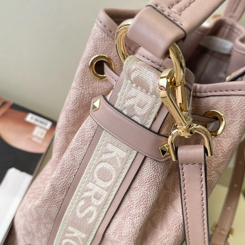 (new+tag) Michael Kors Maeve medium bucket messenger signature monogram pink